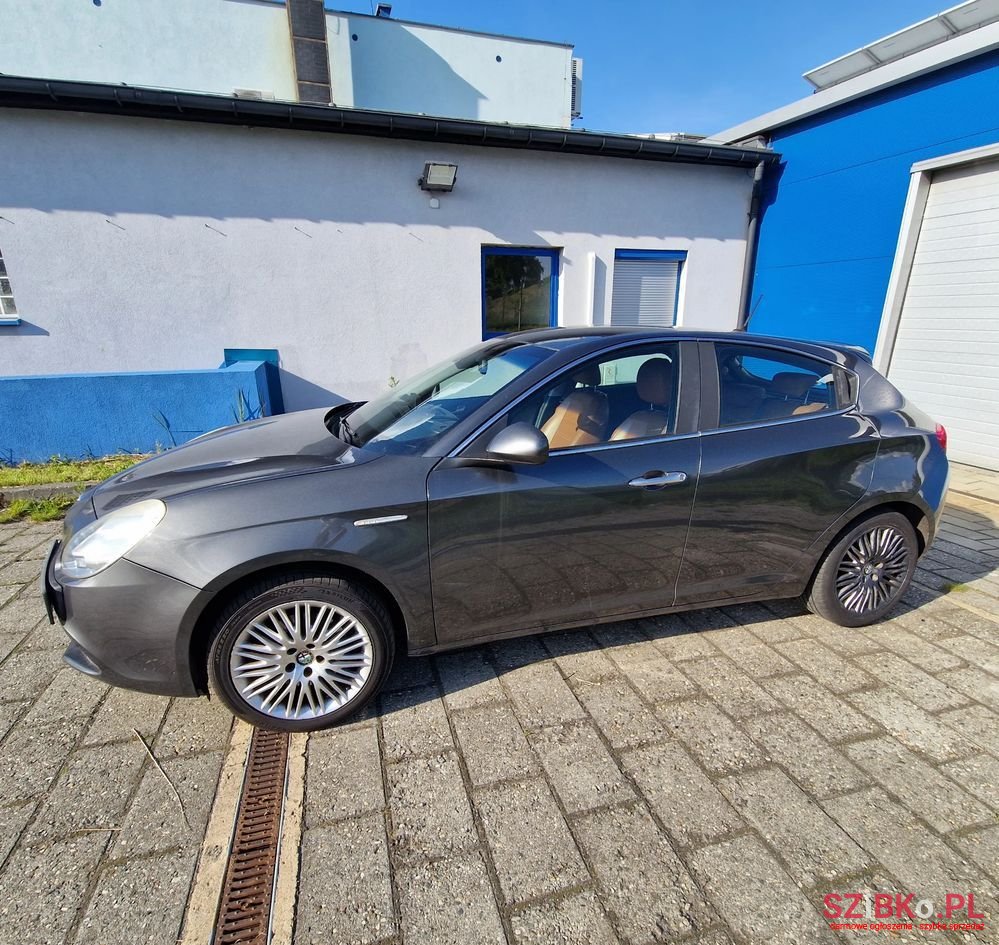 2013' Alfa Romeo Giulietta photo #3
