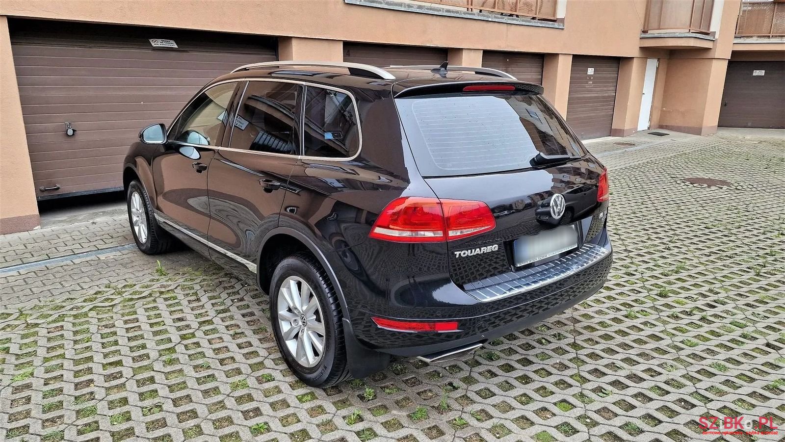 2011' Volkswagen Touareg photo #6