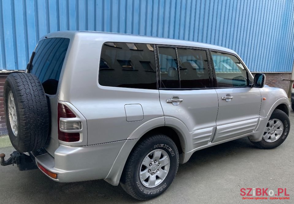 2001' Mitsubishi Pajero photo #2