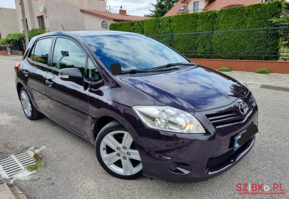 2011' Toyota Auris photo #1