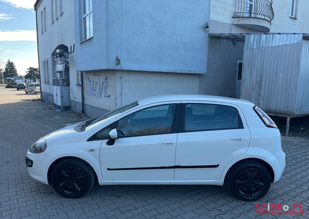 2011' Fiat Punto Evo photo #3