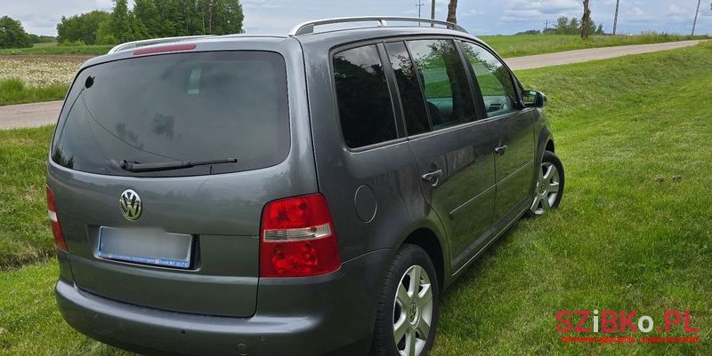 2004' Volkswagen Touran 2.0 Fsi Highline photo #3