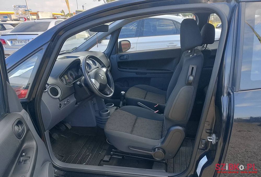 2009' Mitsubishi Colt photo #5