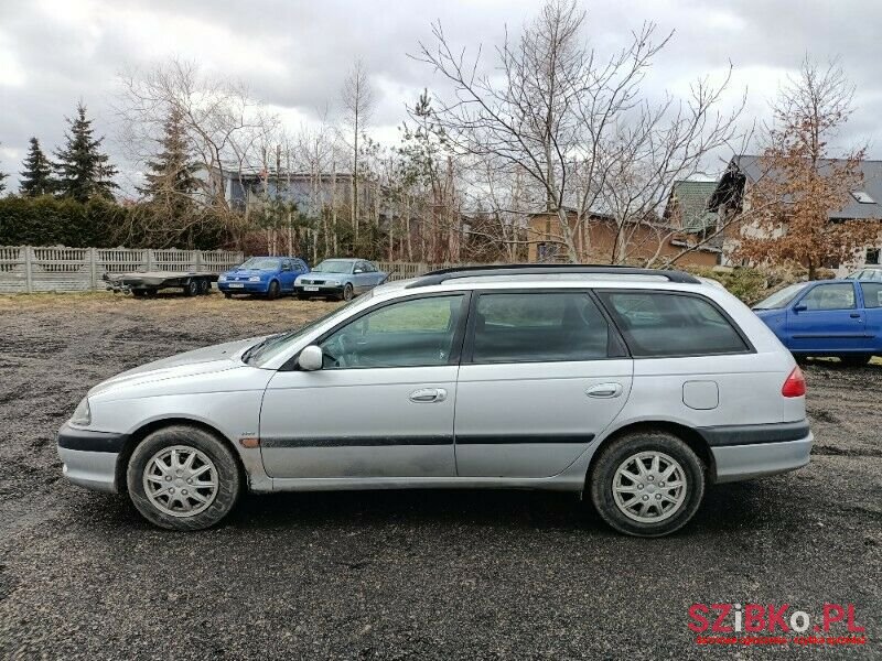 2002' Toyota Avensis photo #6