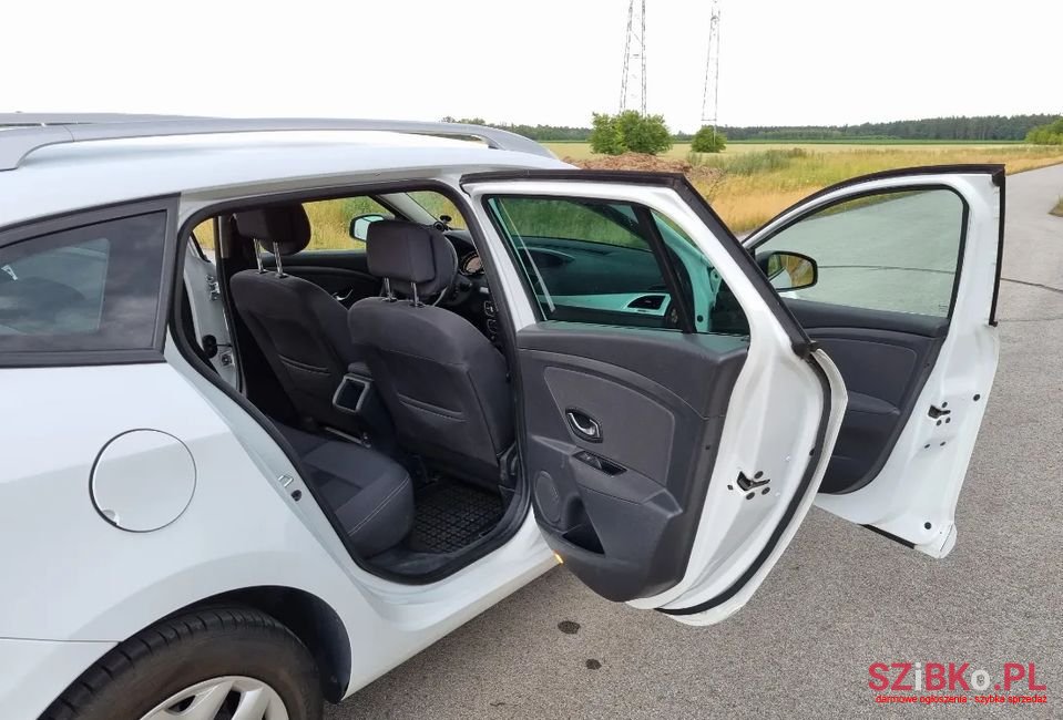 2011' Renault Megane photo #5