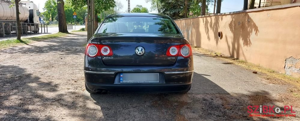 2005' Volkswagen Passat 2.0 Tdi Highline photo #2