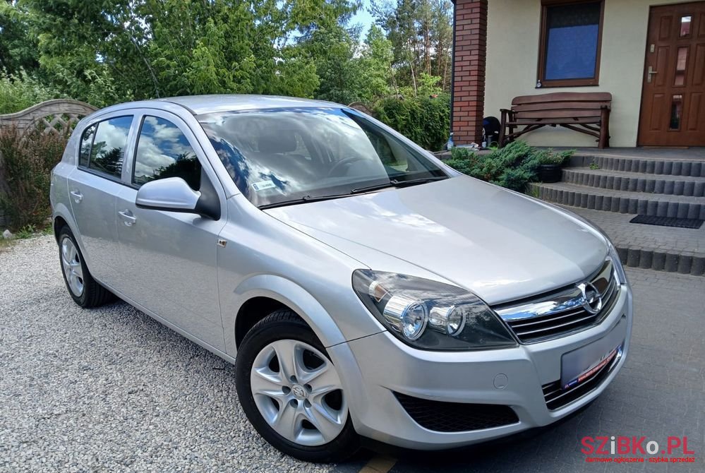 2010' Opel Astra 1.6 photo #1