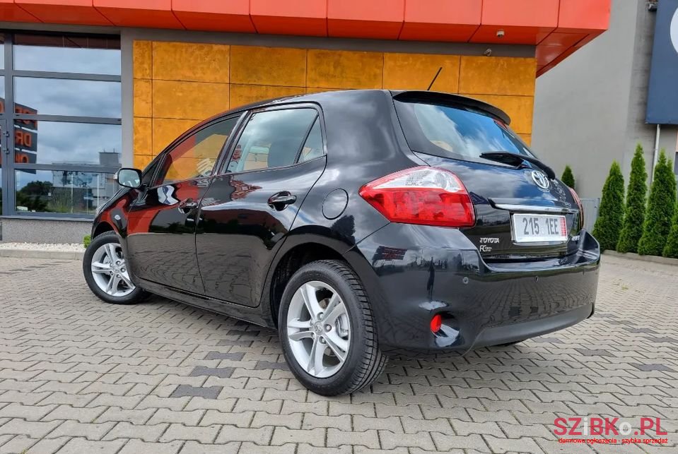 2011' Toyota Auris photo #3
