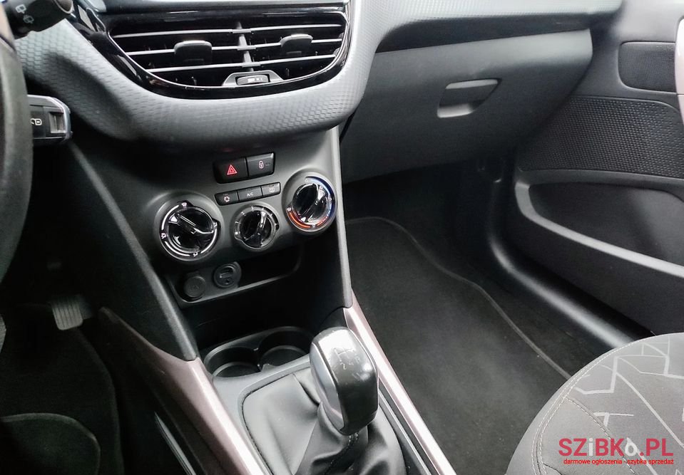 2016' Peugeot 2008 photo #6