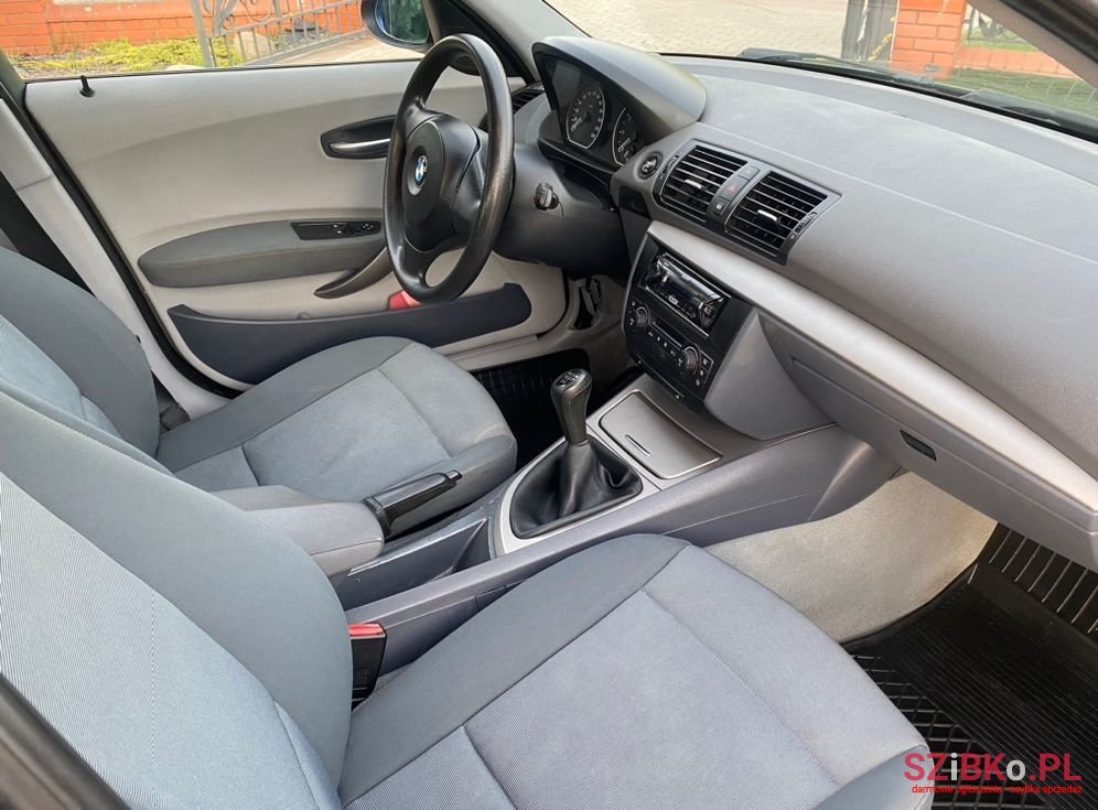 2004' BMW 1 Series 116I photo #2