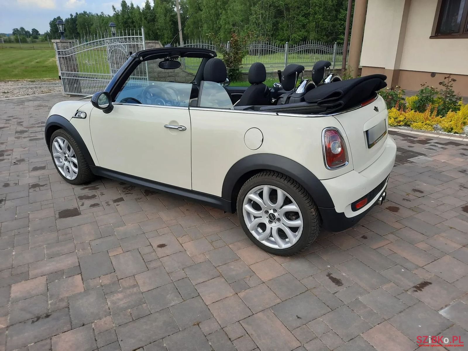 2010' MINI Cooper S photo #2