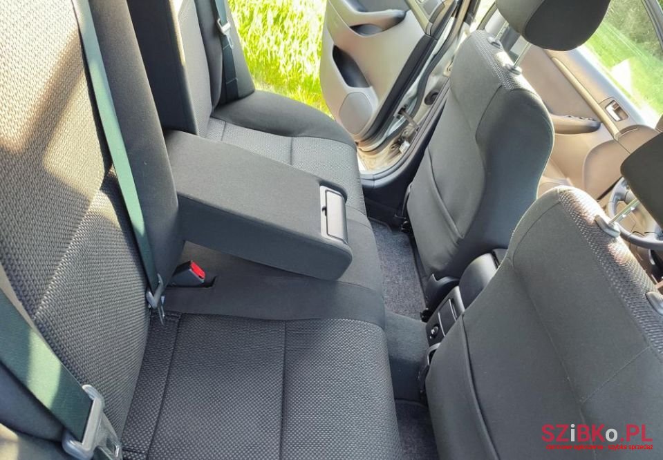 2005' Toyota Avensis photo #4