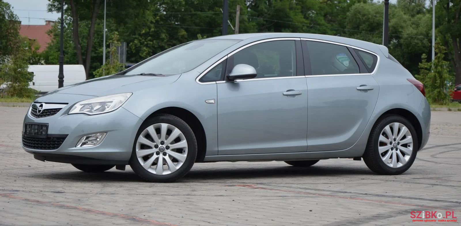 2010' Opel Astra photo #5