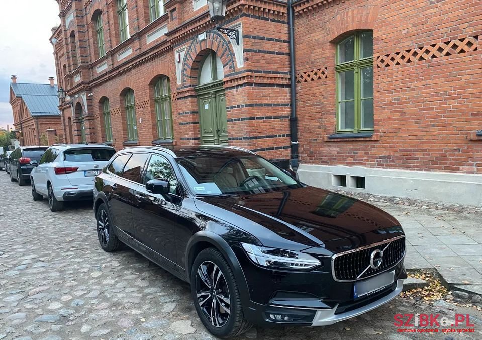 2017' Volvo V90 Cross Country photo #3