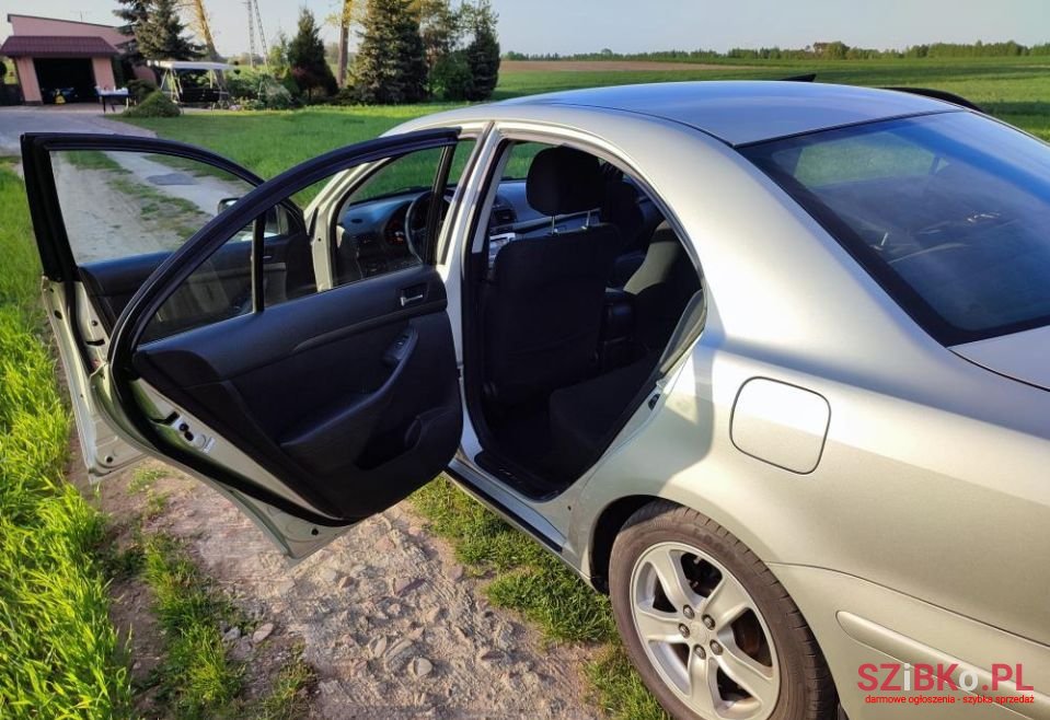 2005' Toyota Avensis photo #2