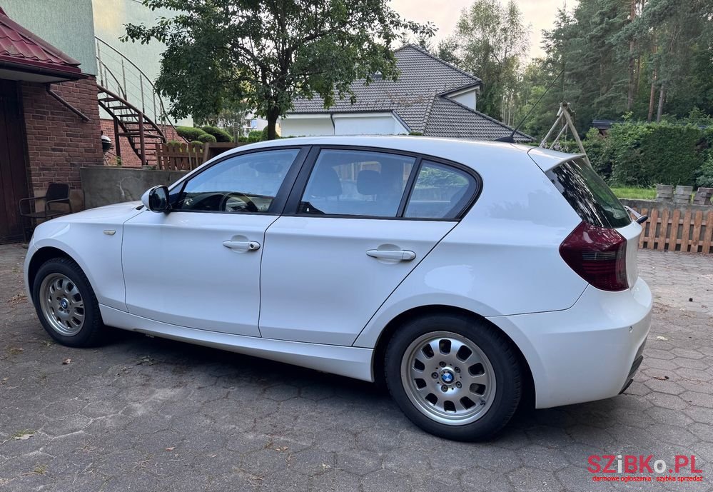 2009' BMW 1 Series 118I photo #2