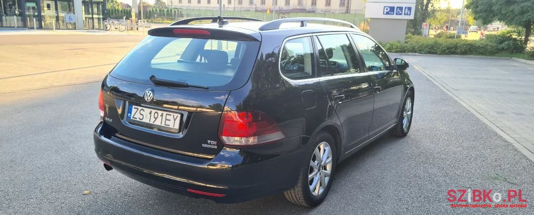 2011' Volkswagen Golf photo #4