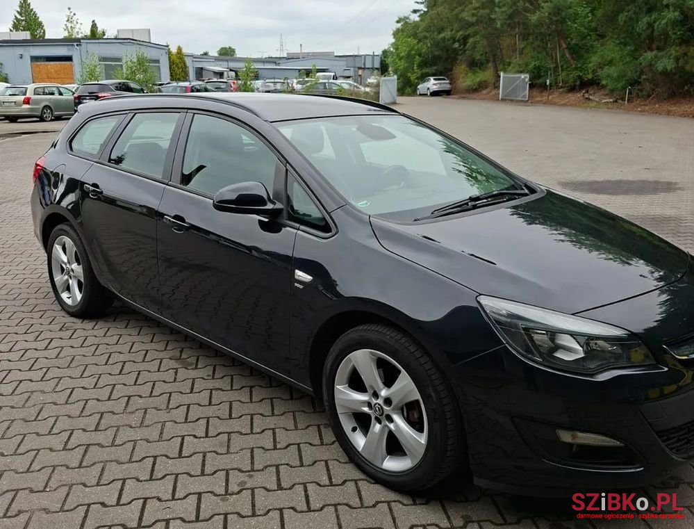 2014' Opel Astra photo #2