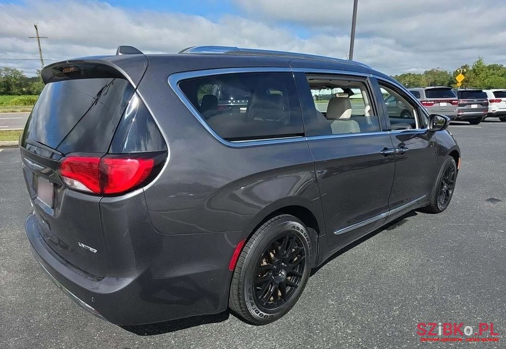 2018' Chrysler Pacifica photo #3