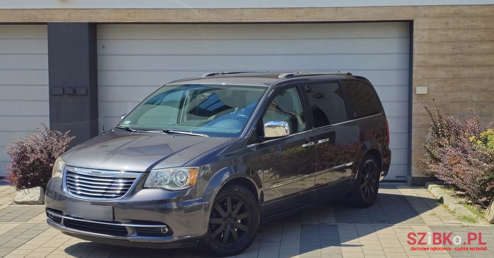 2016' Chrysler Town & Country 3.6 Limited photo #3