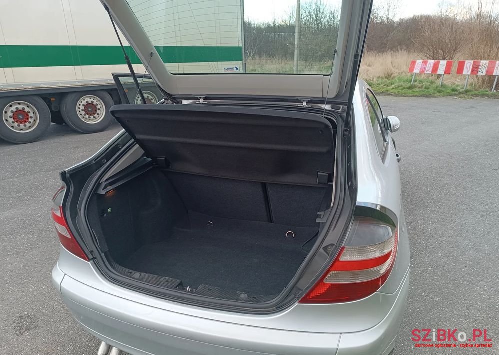 2004' Mercedes-Benz C-Class 200 Cdi photo #5