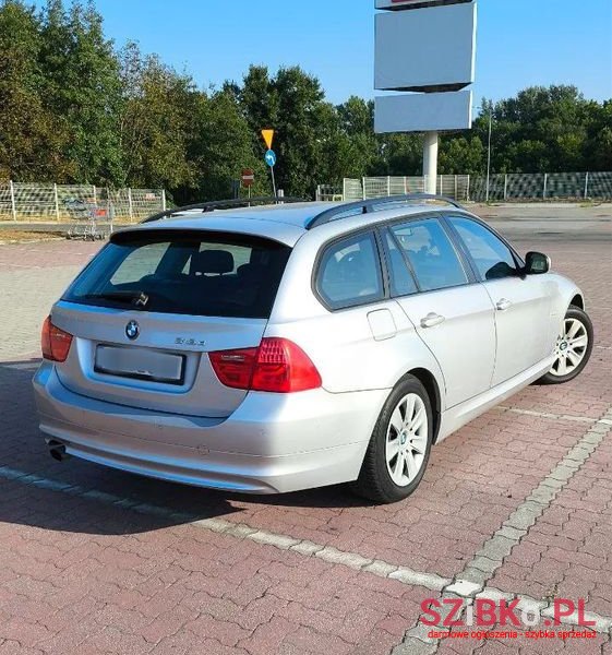 2011' BMW 3 Series 318D Touring photo #4