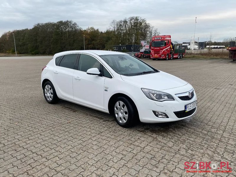 2010' Opel Astra photo #1