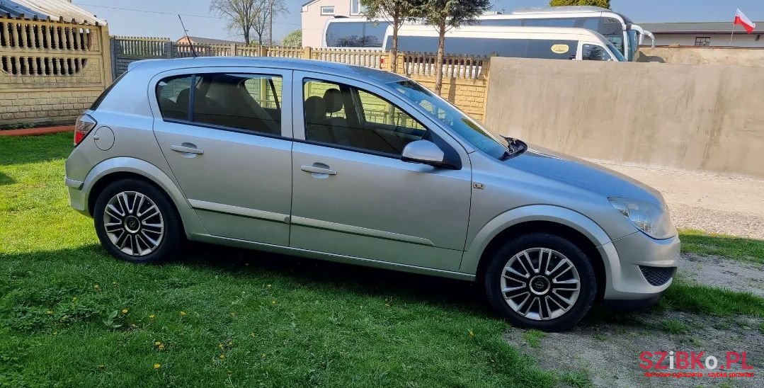 2008' Opel Astra photo #3