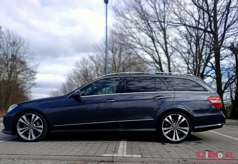 2011' Mercedes-Benz E-Class 500 7G-Tronic Avantgarde photo #2