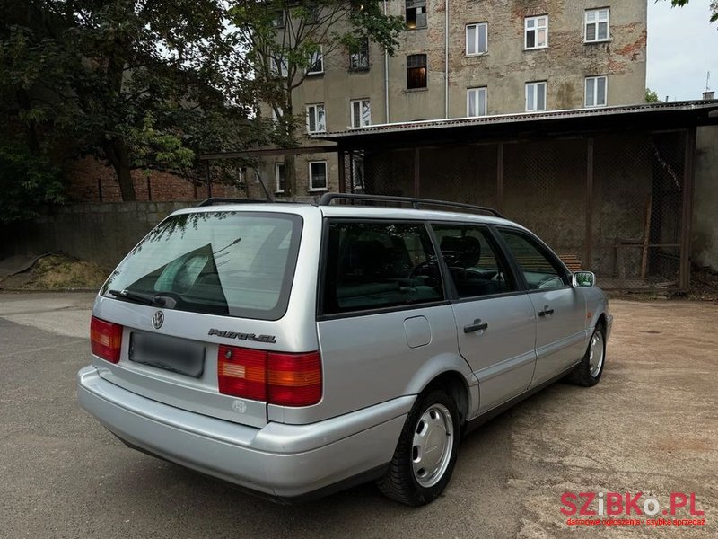 1995' Volkswagen Passat Variant 1.6 Gl photo #2