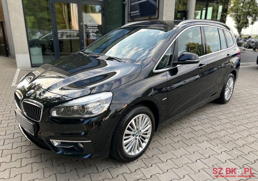 2015' BMW 2 Series 220D Gran Tourer photo #2
