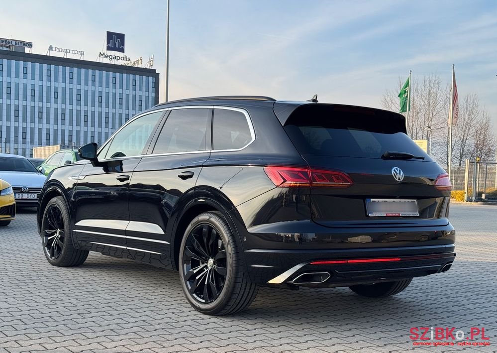 2019' Volkswagen Touareg photo #4