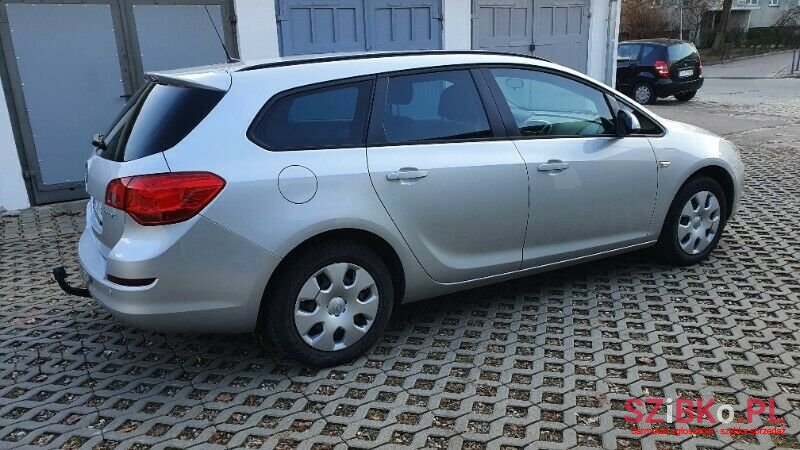 2011' Opel Astra photo #4