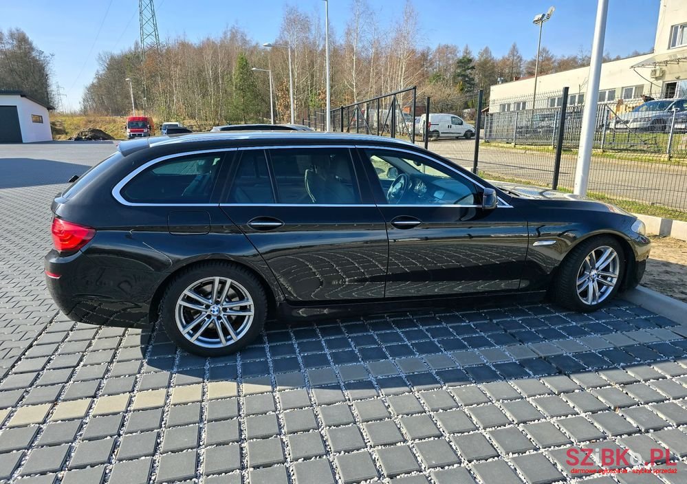 2012' BMW 5 Series 525D Touring photo #3