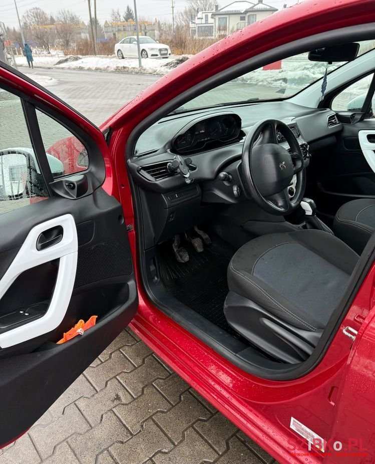 2014' Peugeot 208 1.0 Vti Active photo #2