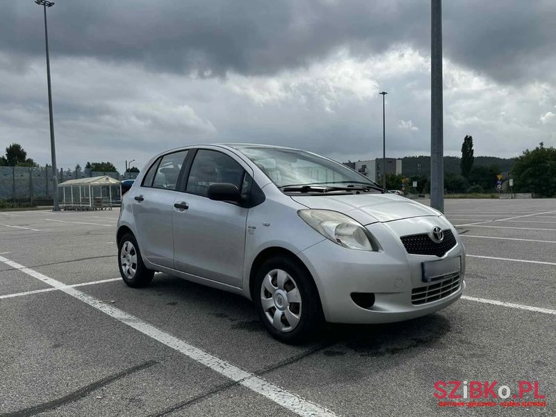 2008' Toyota Yaris photo #3