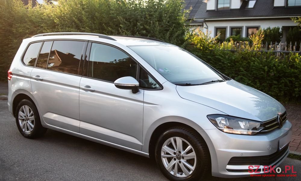 2021' Volkswagen Touran photo #3