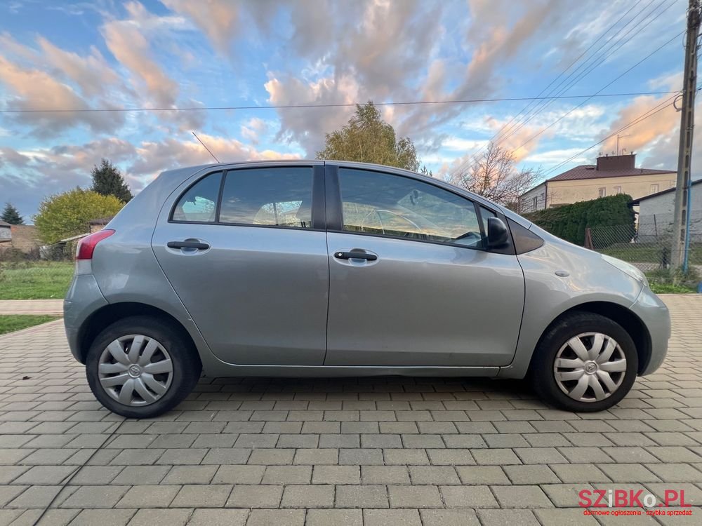 2010' Toyota Yaris photo #3