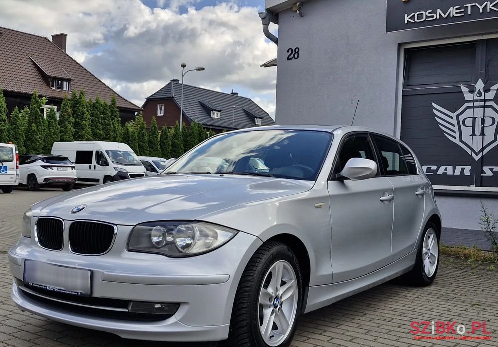 2011' BMW 1 Series 116I photo #2