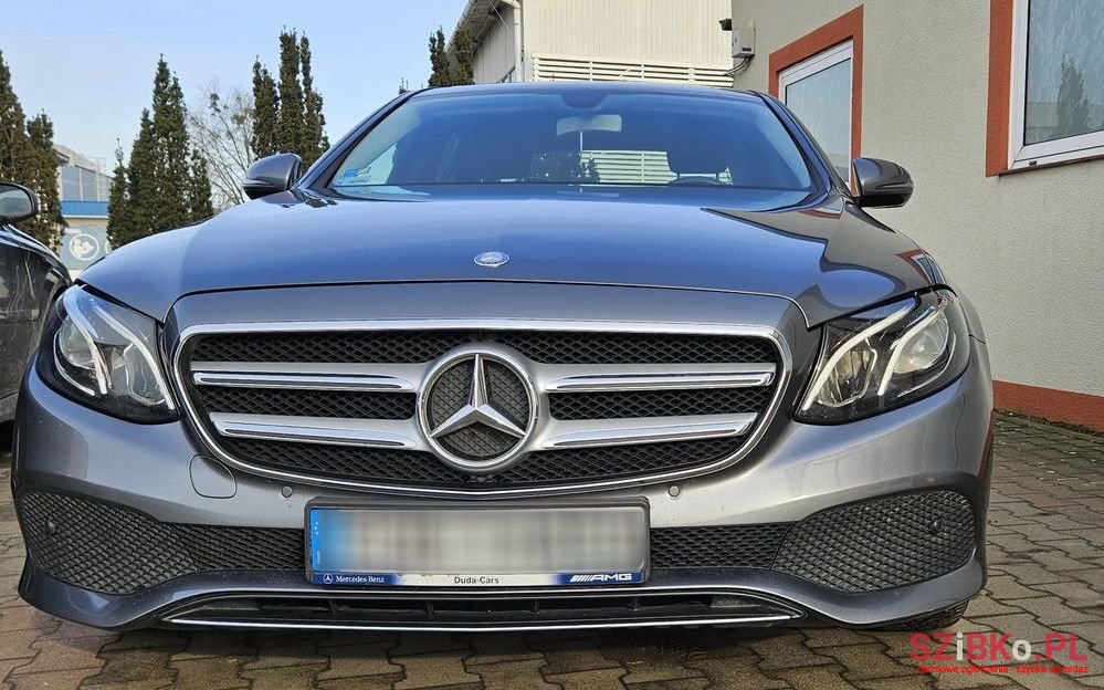 2016' Mercedes-Benz E-Class 200 9G-Tronic photo #2