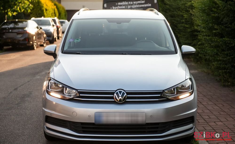 2021' Volkswagen Touran photo #2