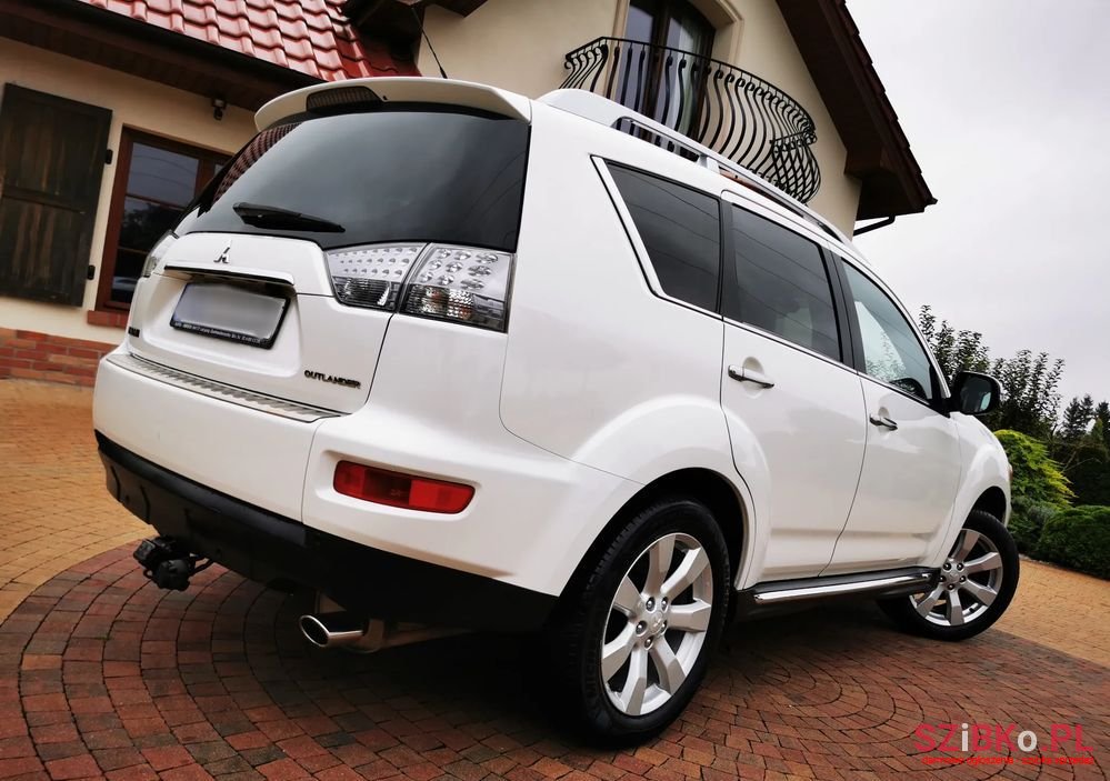 2010' Mitsubishi Outlander photo #2