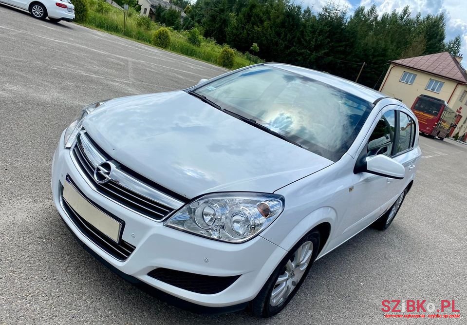 2008' Opel Astra photo #1