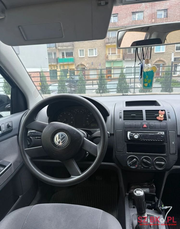 2004' Volkswagen Polo photo #2