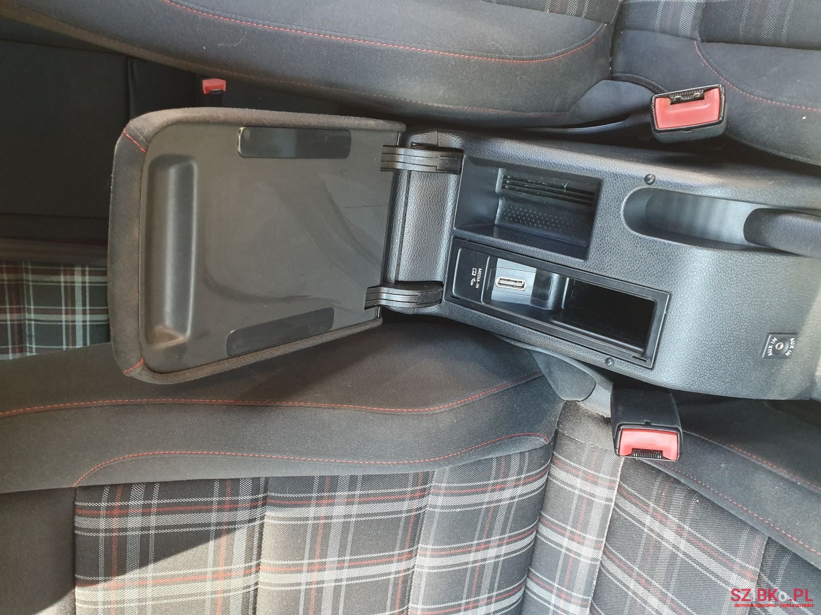 2010' Volkswagen Golf GTI photo #3