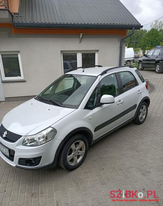 2012' Suzuki SX4 photo #2