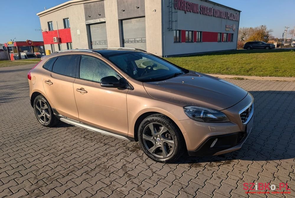 2013' Volvo V40 Cross Country photo #1