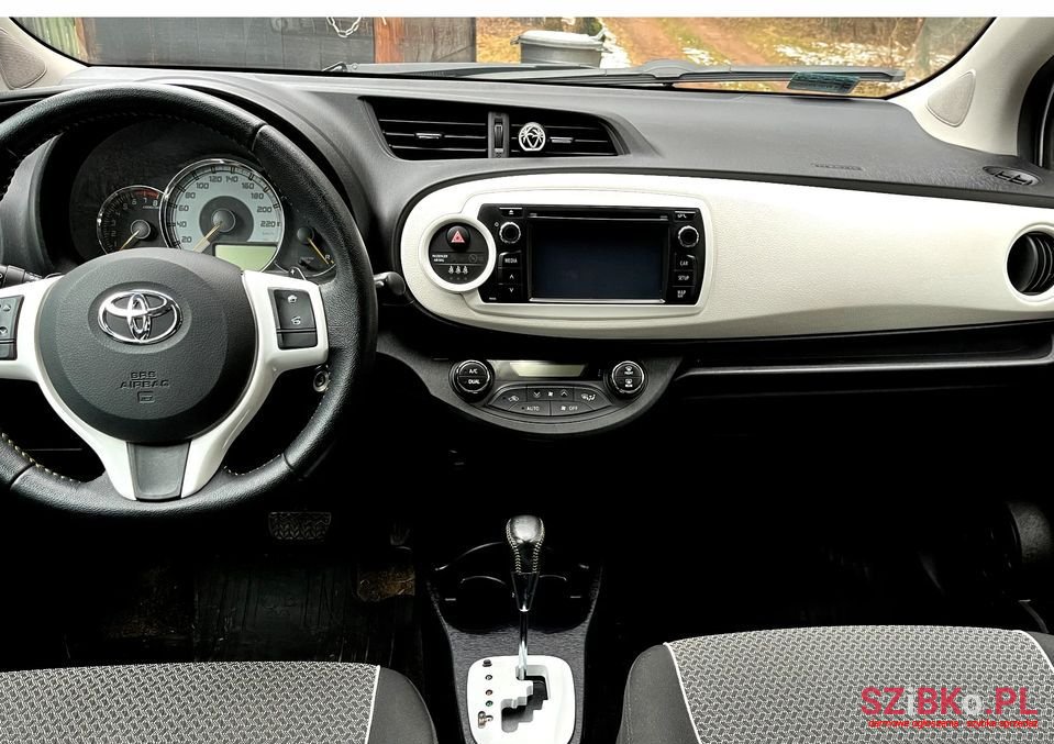 2014' Toyota Yaris photo #5