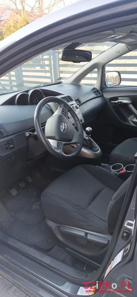 2009' Toyota Verso photo #2