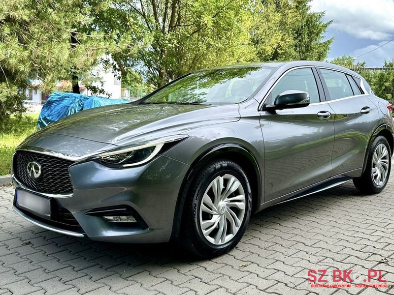 2016' Infiniti Q30 photo #2